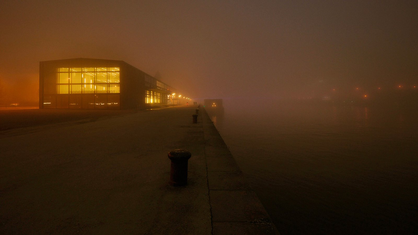 Vue du bâtiment dans le brouillard